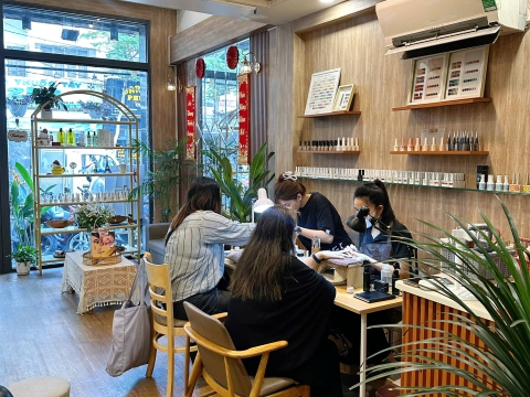 Khách trải nghiệm dịch vụ làm nail